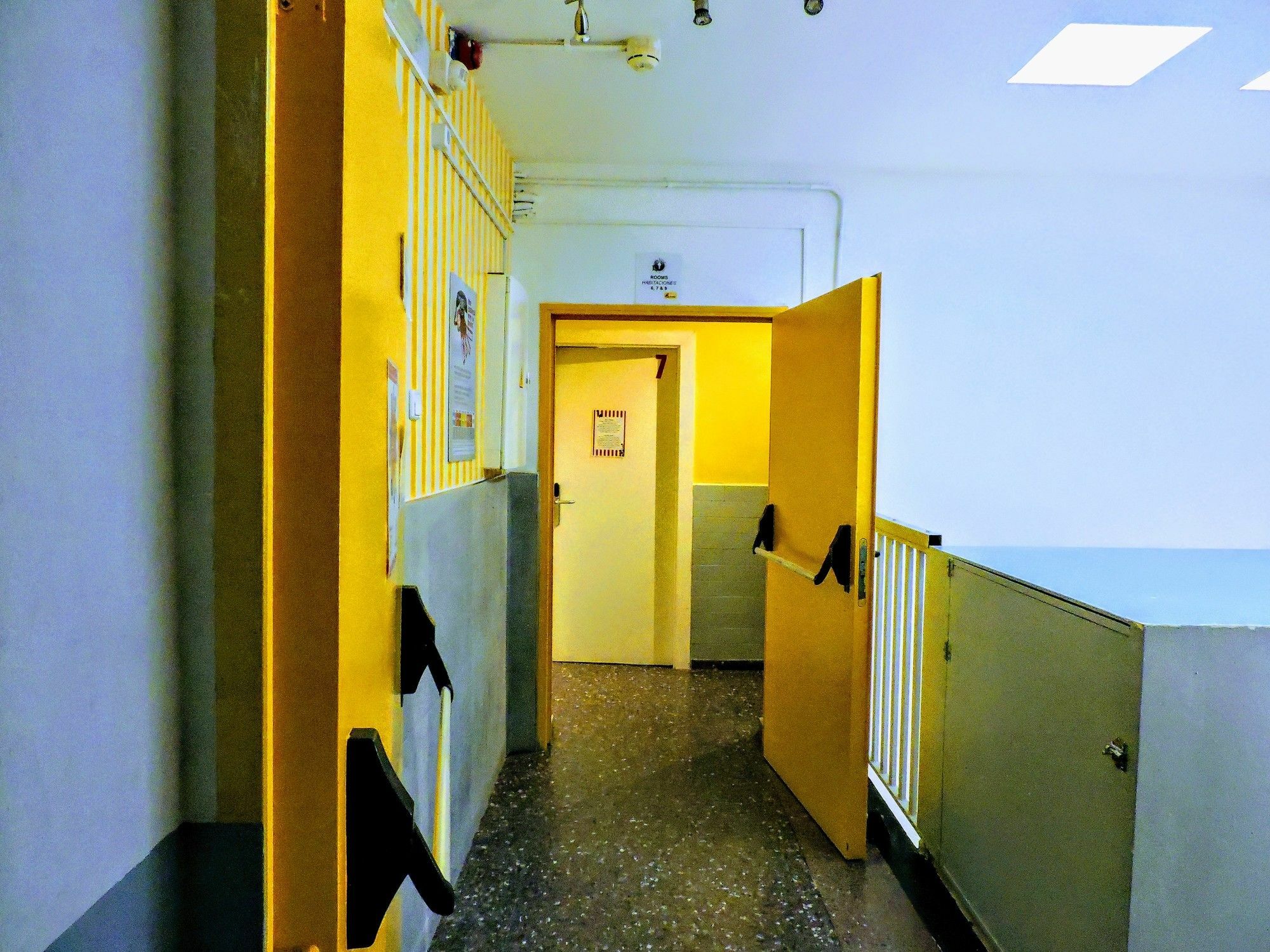 Hostel One Les Corts Barcelona Ngoại thất bức ảnh
